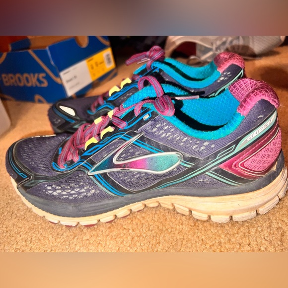 Brooks running tennis shoes - Picture 3 of 4